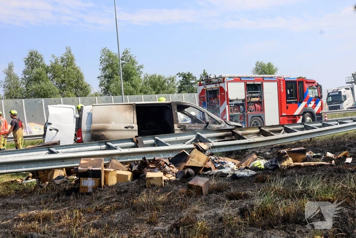 Brand in bestelbus na aanrijding met vrachtauto