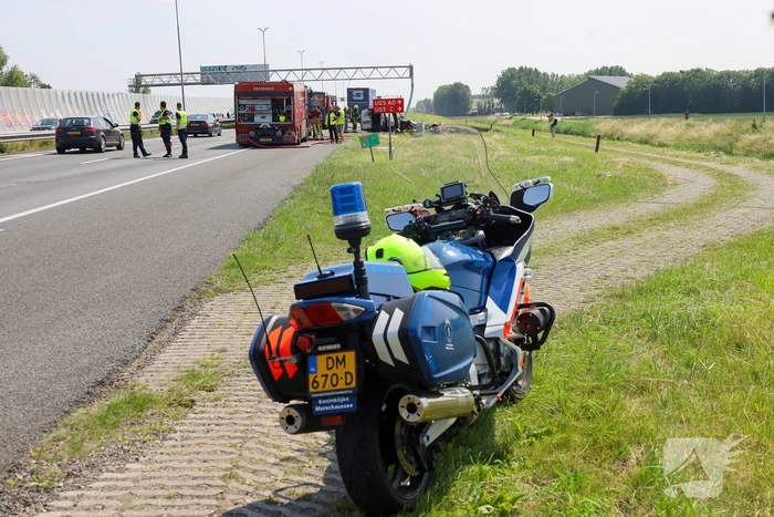 Brand in bestelbus na aanrijding met vrachtauto