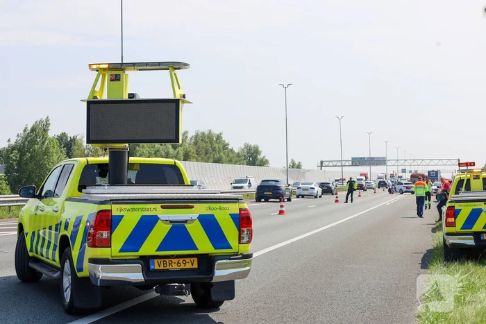 Brand in bestelbus na aanrijding met vrachtauto