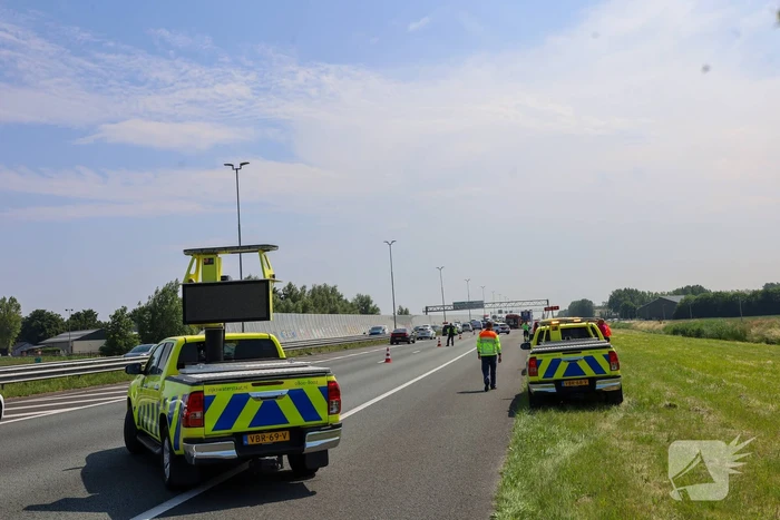 Brand in bestelbus na aanrijding met vrachtauto