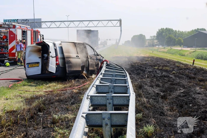 Brand in bestelbus na aanrijding met vrachtauto