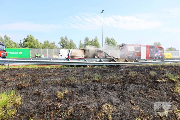 Brand in bestelbus na aanrijding met vrachtauto