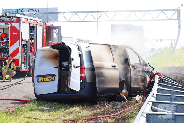 Brand in bestelbus na aanrijding met vrachtauto
