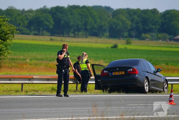 Auto botst tegen middenvangrail na kop-staartbotsing