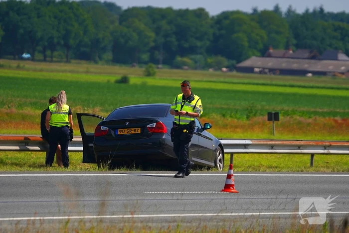Auto botst tegen middenvangrail na kop-staartbotsing