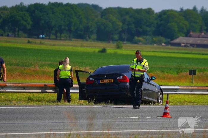 Auto botst tegen middenvangrail na kop-staartbotsing