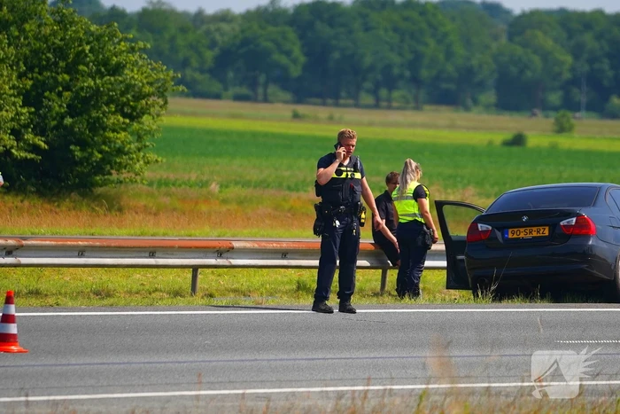 Auto botst tegen middenvangrail na kop-staartbotsing