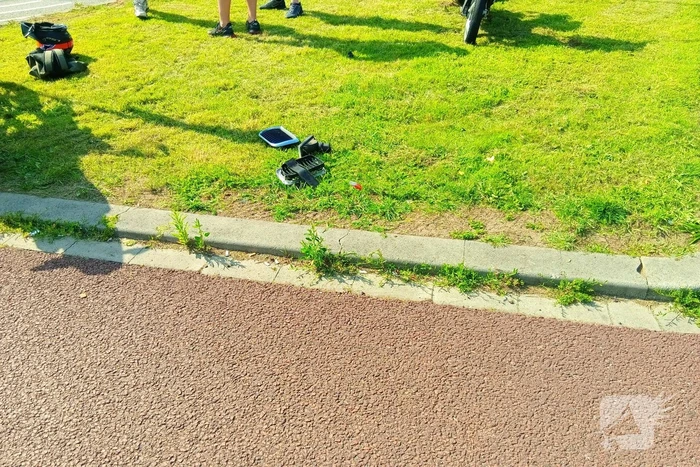 Auto en scooter in botsing