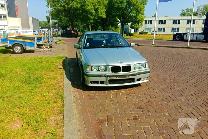 Auto en scooter in botsing
