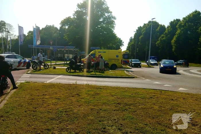 Auto en scooter in botsing
