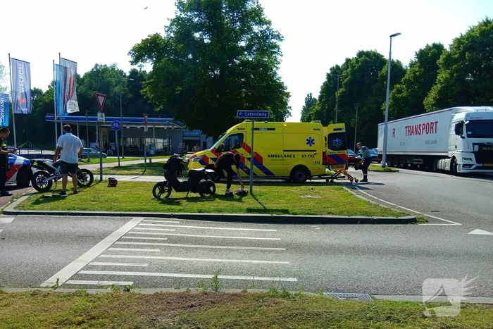 Auto en scooter in botsing