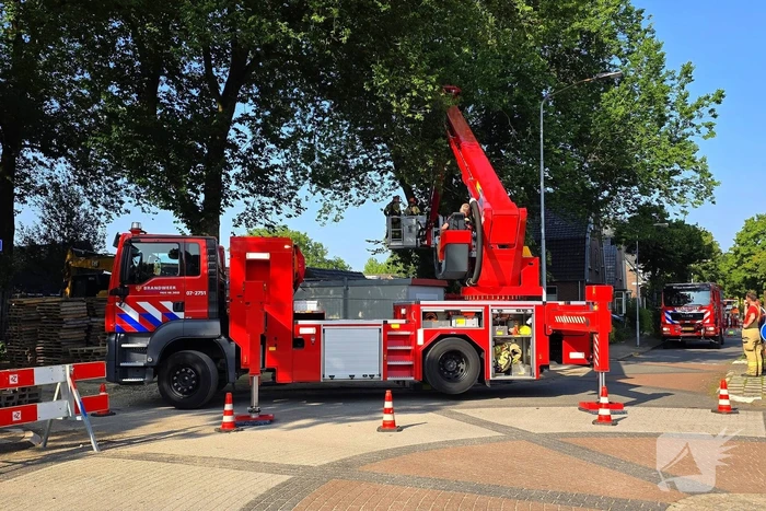 Brandweer verwijdert gevaarlijke hangende tak