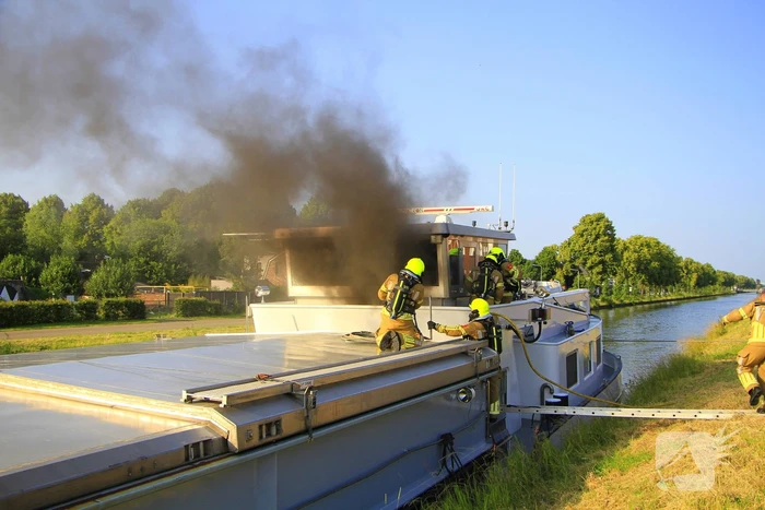 Flinke rookontwikkeling bij brand in schip