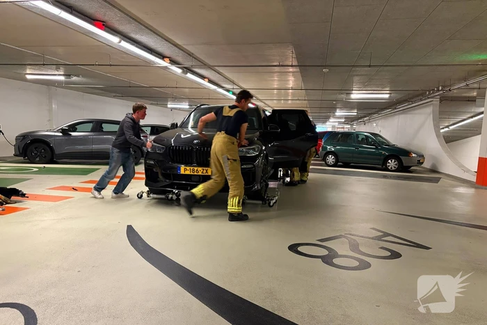 Brandweer haalt stinkende BMW X5 uit parkeergarage