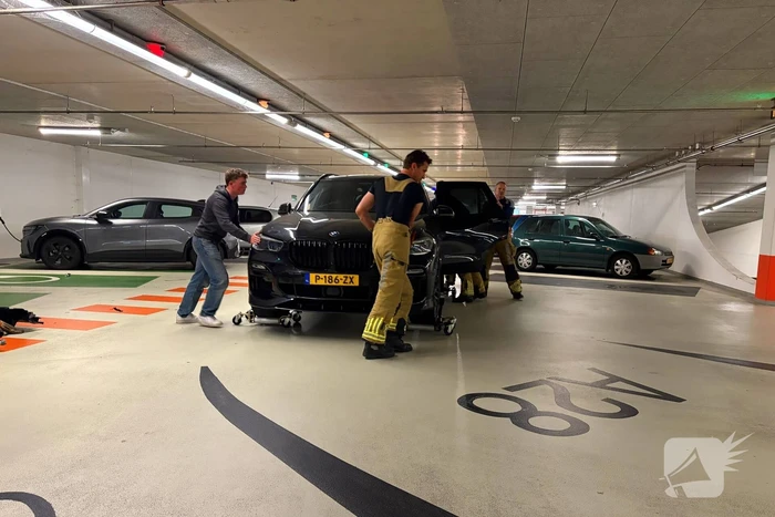 Brandweer haalt stinkende BMW X5 uit parkeergarage