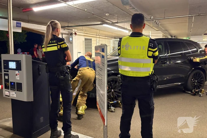 Brandweer haalt stinkende BMW X5 uit parkeergarage