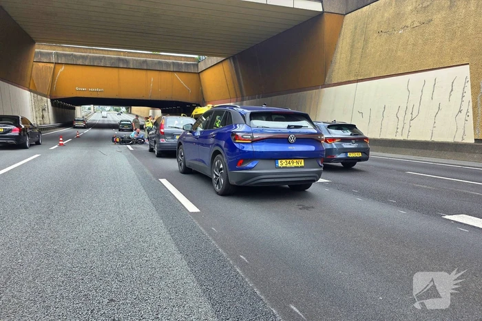 Motorrijder gewond bij ongeval, snelweg deels dicht