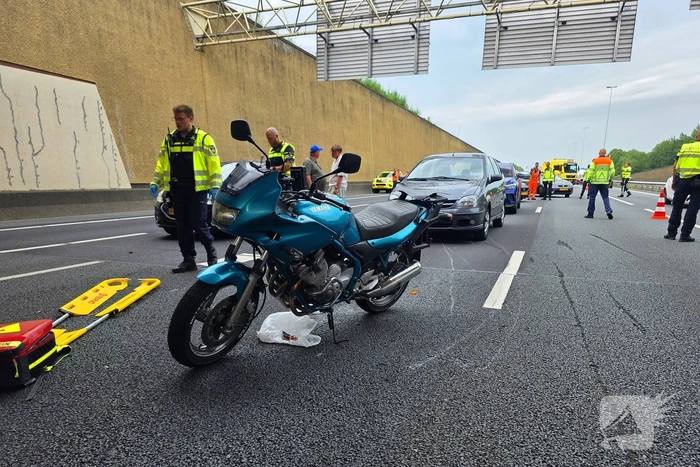 Motorrijder gewond bij ongeval, snelweg deels dicht