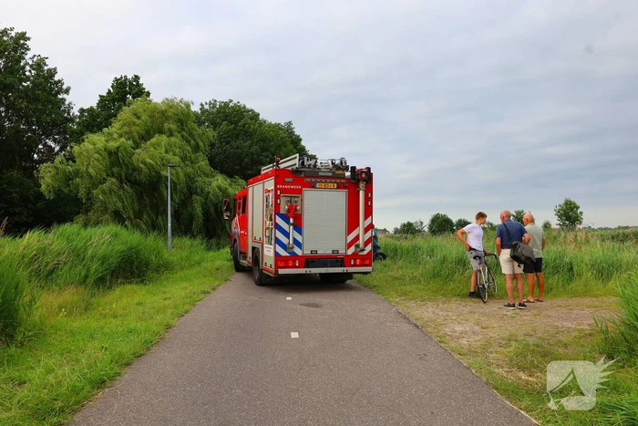 Brand door stoken fikkie bij hooibalen