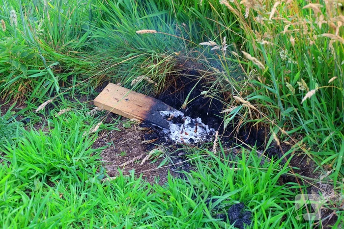 Brand door stoken fikkie bij hooibalen