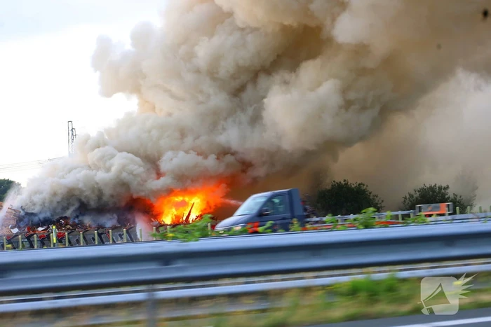 Grote brand bij afvalbedrijf leidt tot rookoverlast