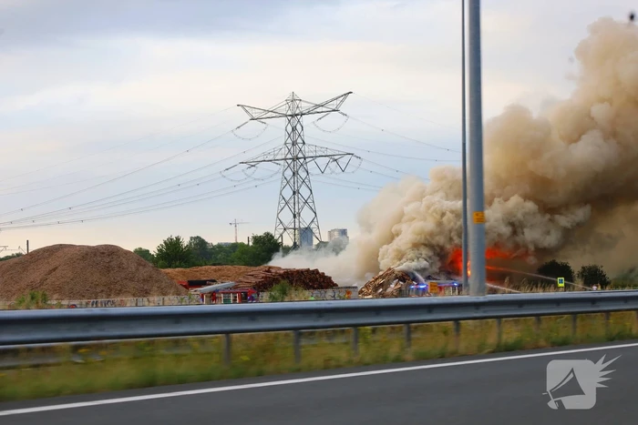 Grote brand bij afvalbedrijf leidt tot rookoverlast