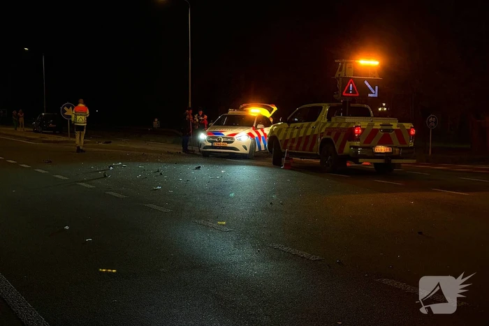 Vrouw rijdt verkeersbord uit de grond zonder gewonden