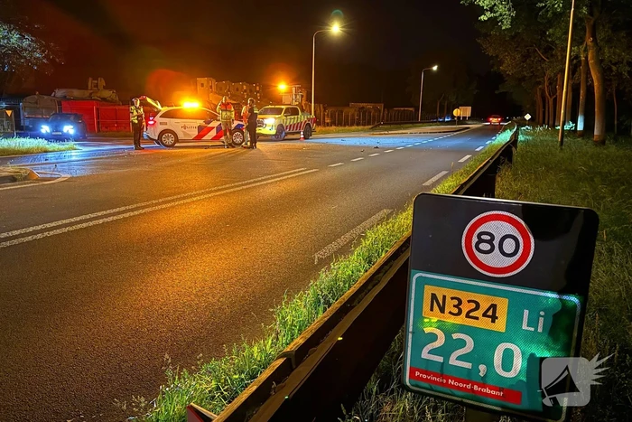 Vrouw rijdt verkeersbord uit de grond zonder gewonden
