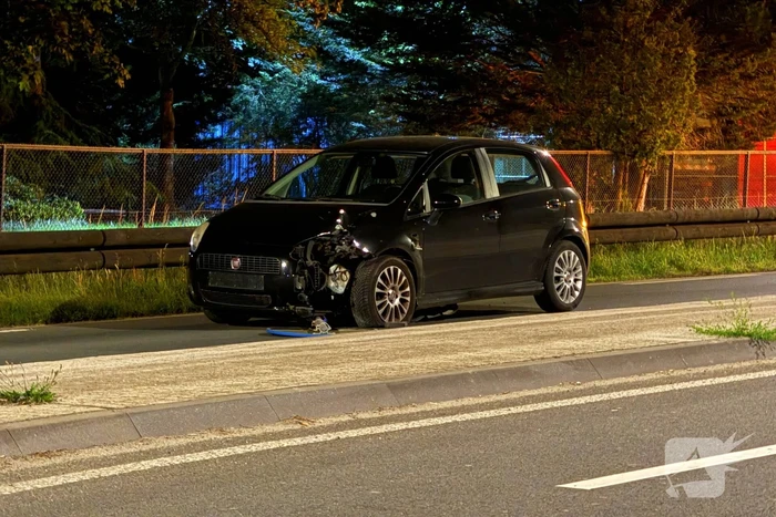 Vrouw rijdt verkeersbord uit de grond zonder gewonden