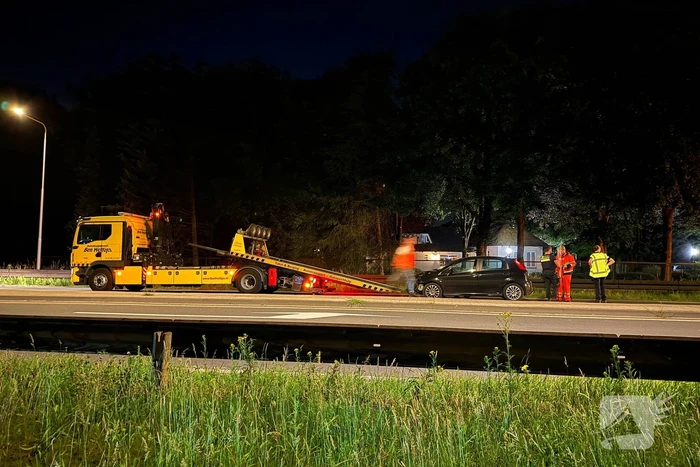 Vrouw rijdt verkeersbord uit de grond zonder gewonden