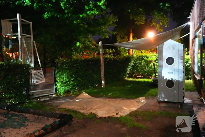 Buitenbrand treft wijk opnieuw, schoolplein getroffen