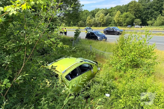 Auto eindigt in sloot na aanrijding