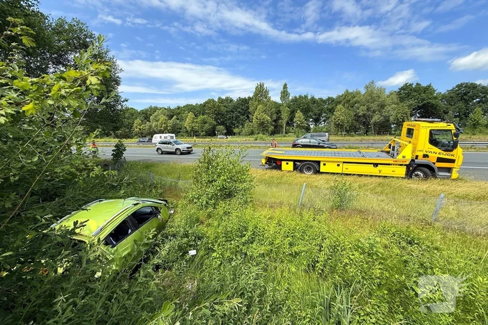 Auto eindigt in sloot na aanrijding