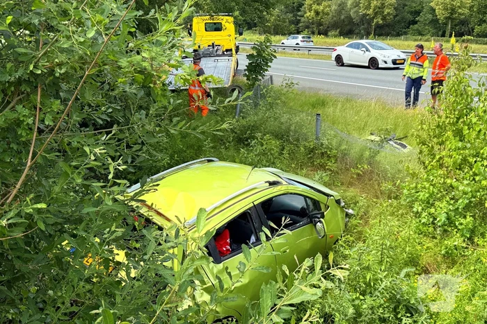 Auto eindigt in sloot na aanrijding