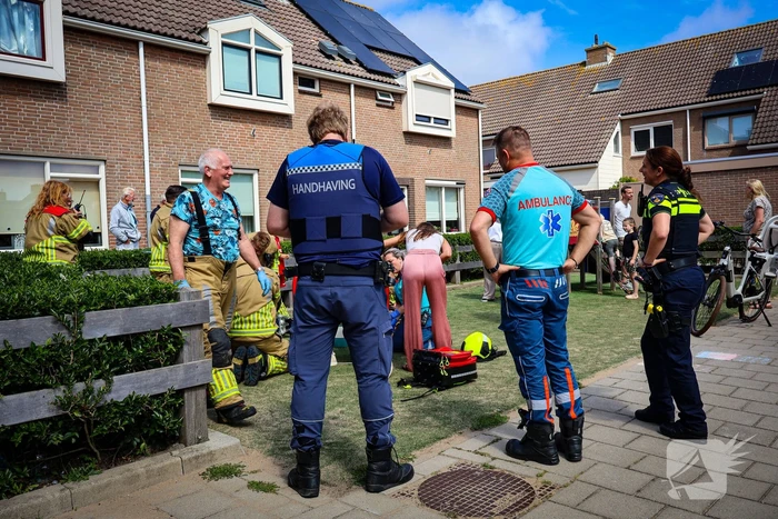 Brandweer bevrijdt kind uit speeltoestel