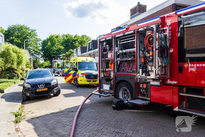 Brand in bijgebouw leidt tot explosies en flinke rookontwikkeling