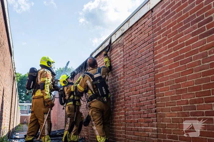 Brand in bijgebouw leidt tot explosies en flinke rookontwikkeling