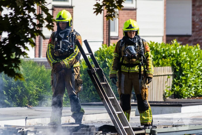 Brand in bijgebouw leidt tot explosies en flinke rookontwikkeling