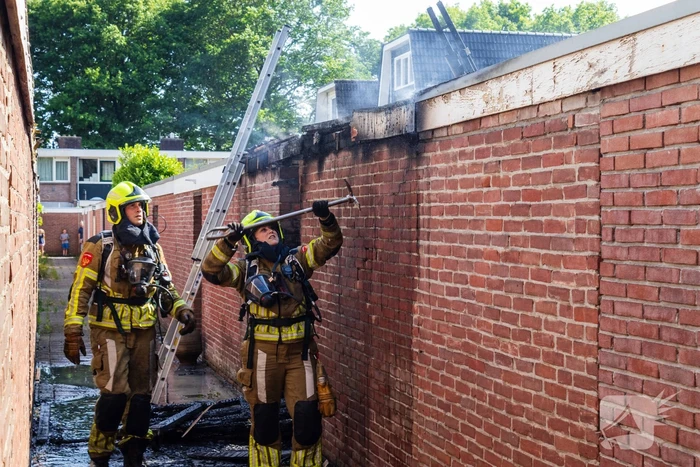 Brand in bijgebouw leidt tot explosies en flinke rookontwikkeling