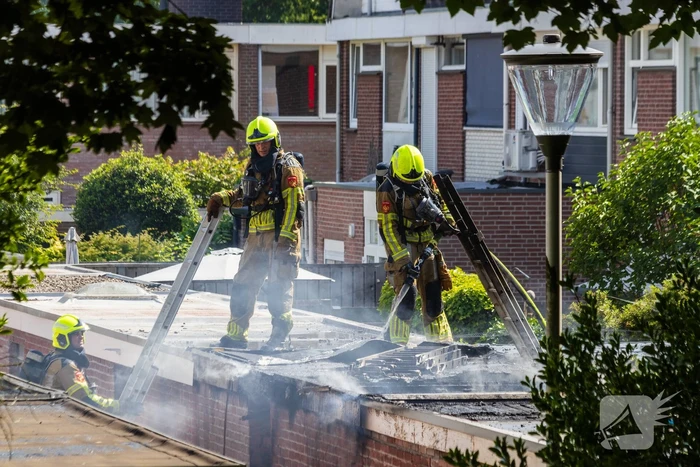 Brand in bijgebouw leidt tot explosies en flinke rookontwikkeling