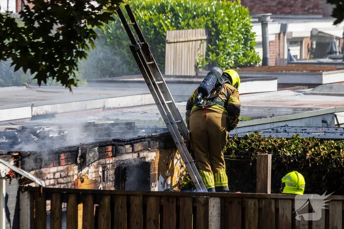 Brand in bijgebouw leidt tot explosies en flinke rookontwikkeling