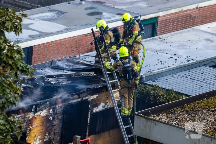 Brand in bijgebouw leidt tot explosies en flinke rookontwikkeling