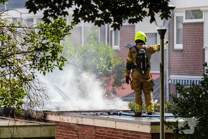 Brand in bijgebouw leidt tot explosies en flinke rookontwikkeling