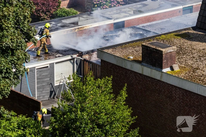 Brand in bijgebouw leidt tot explosies en flinke rookontwikkeling