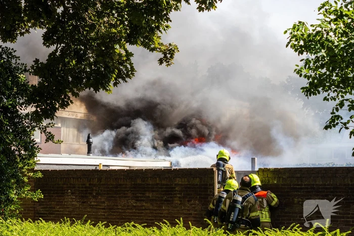Brand in bijgebouw leidt tot explosies en flinke rookontwikkeling