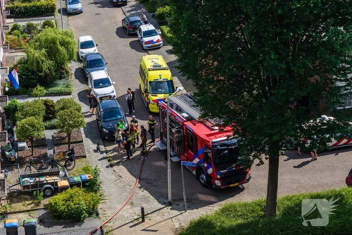 Brand in bijgebouw leidt tot explosies en flinke rookontwikkeling