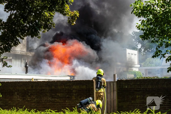 Brand in bijgebouw leidt tot explosies en flinke rookontwikkeling
