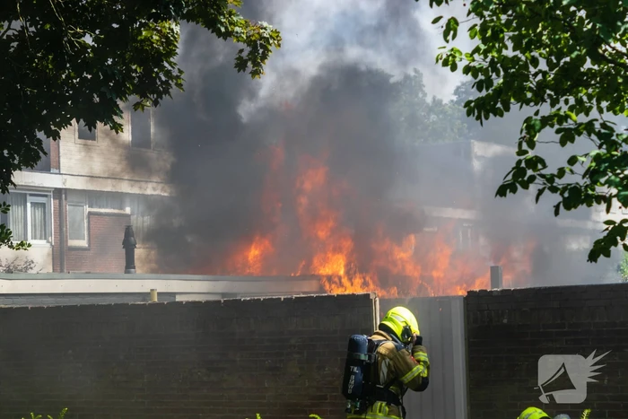 Brand in bijgebouw leidt tot explosies en flinke rookontwikkeling