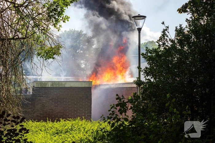 Brand in bijgebouw leidt tot explosies en flinke rookontwikkeling