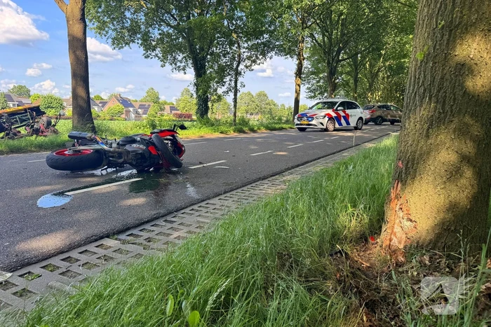 Bestelbus botst met motorrijder in ongeval
